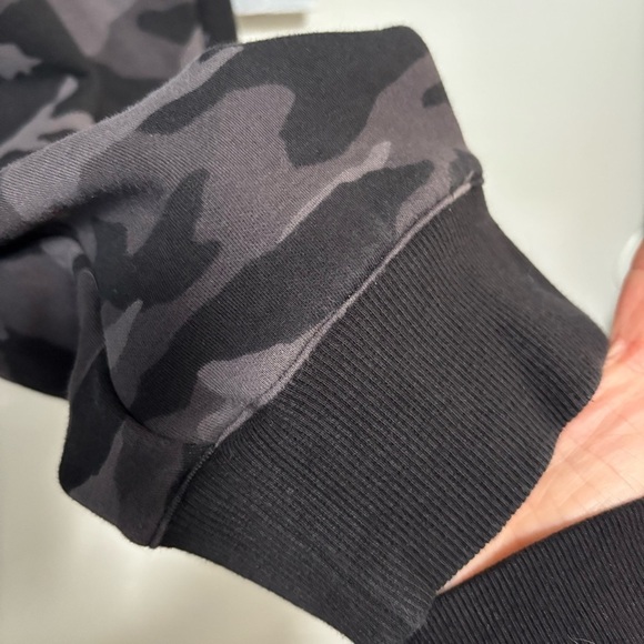 Athleta Triumph Black/Gray Camo Fleece Lined Sweatpants Jogger Petite Inseam - Picture 5 of 9